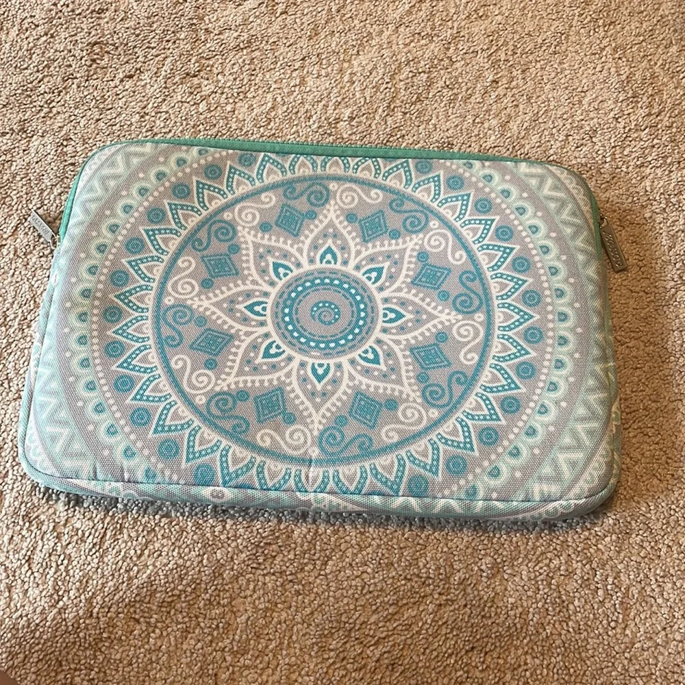 Laptop sleeve and cord organizer
